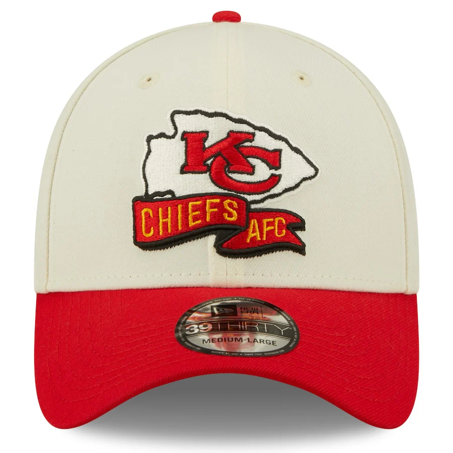 Kansas City Chiefs 2022 Sideline New Era Cream/Red - 39THIRTY 2-Tone Flex Hat