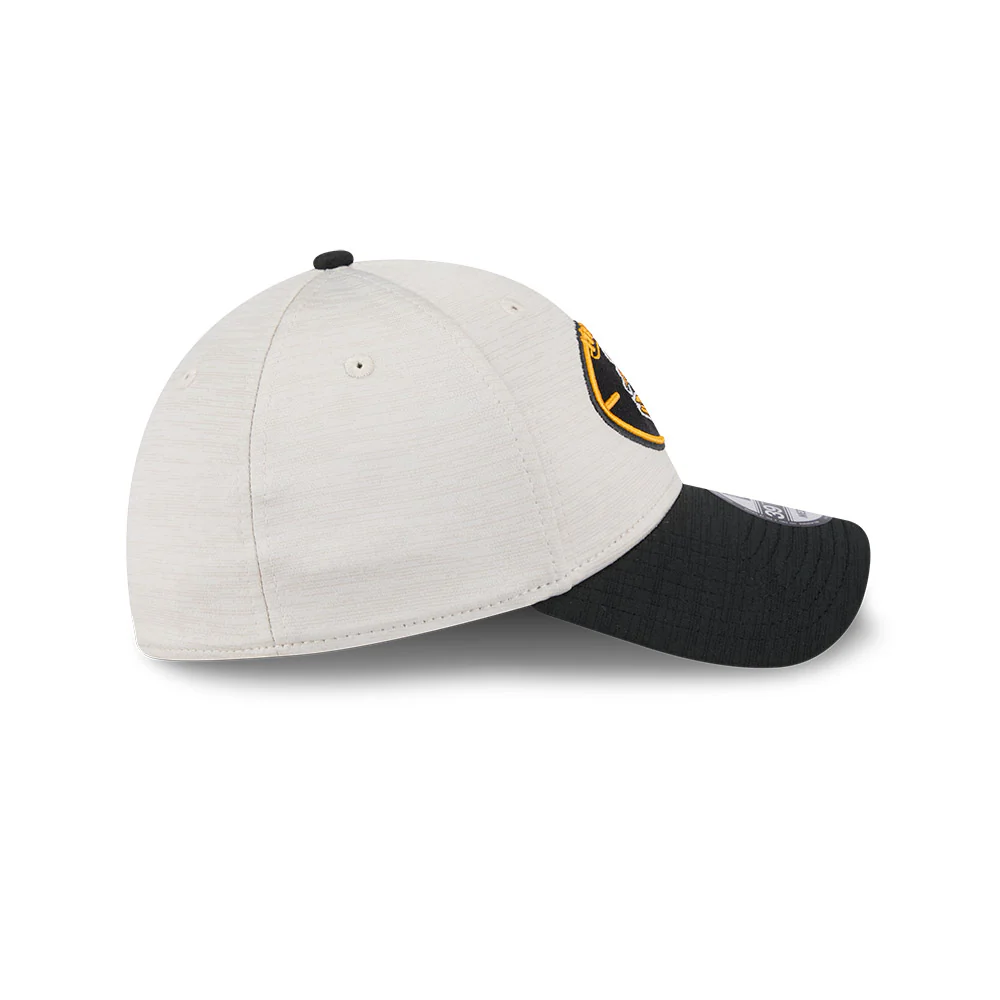 Pittsburgh Steelers New Era 2024 Sideline Historic 39THIRTY Flex Hat - Stone / Black - Image 3